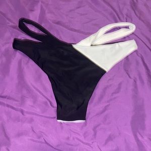 Criss cross bikini bottom. Size M. Never worn